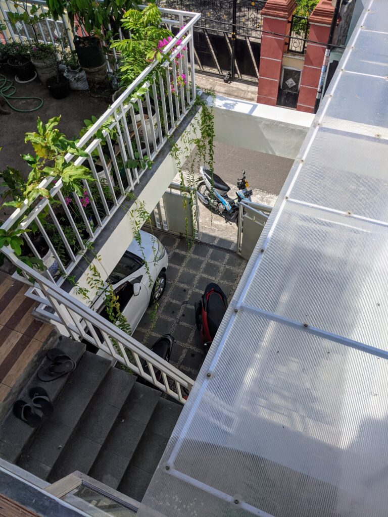 Akses menuju area publik